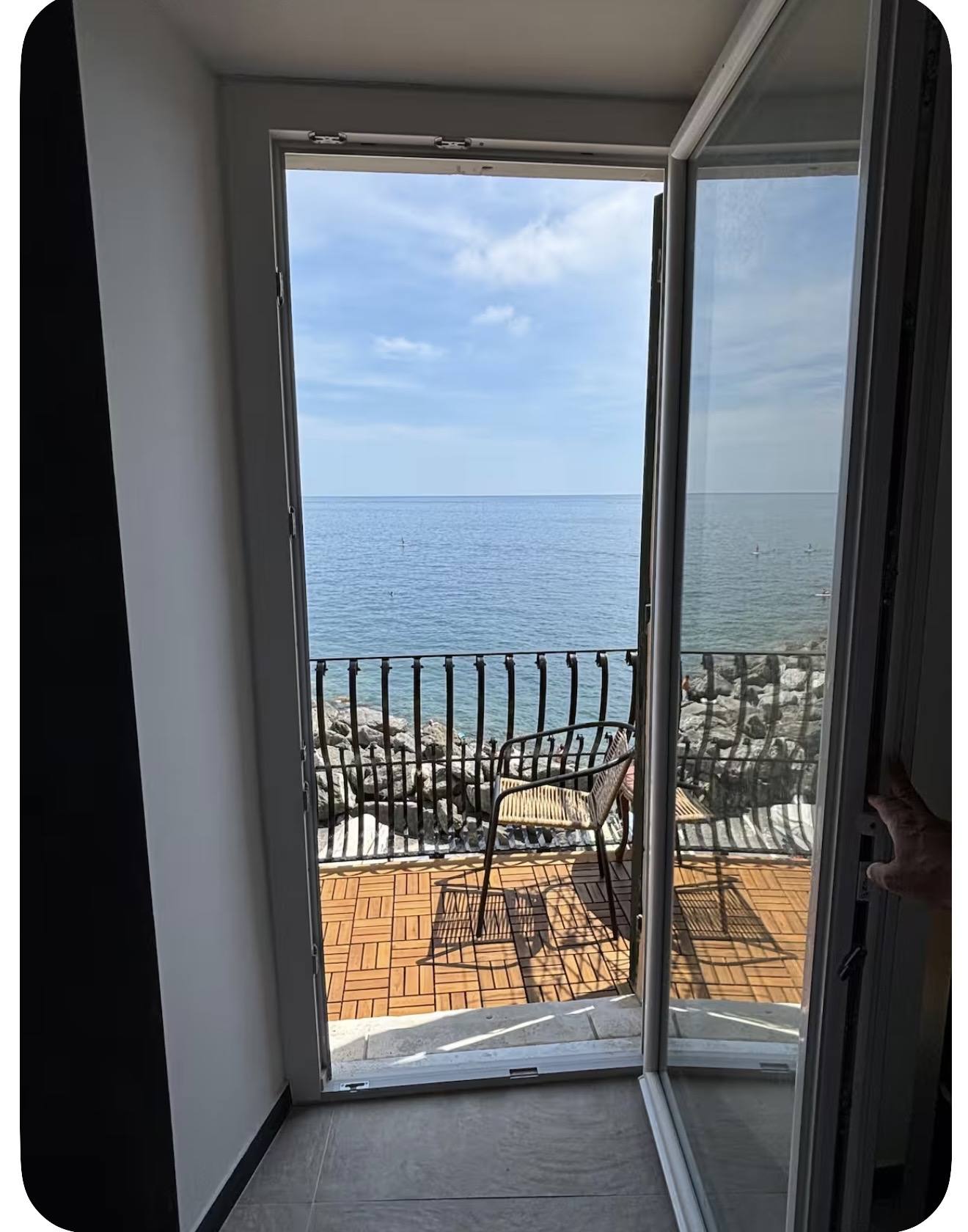 Angolo cottura con vista sul verde