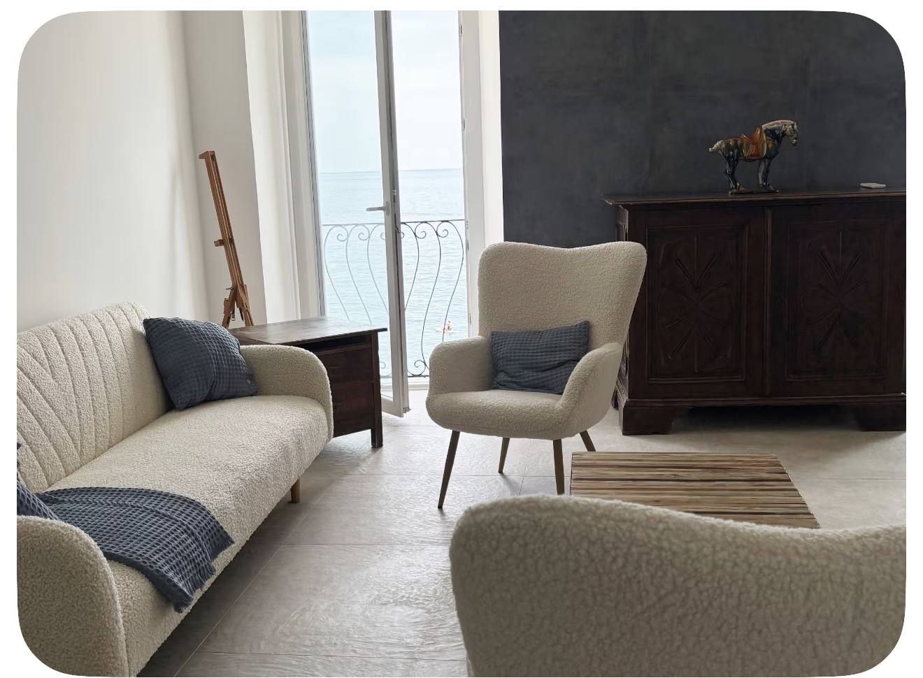 Camera da letto con porta finestra sul mare